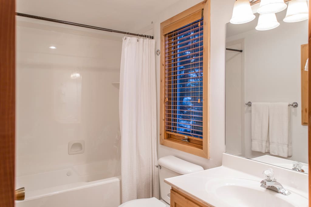 This is the bunkbed room bathroom with a shower/tub combo