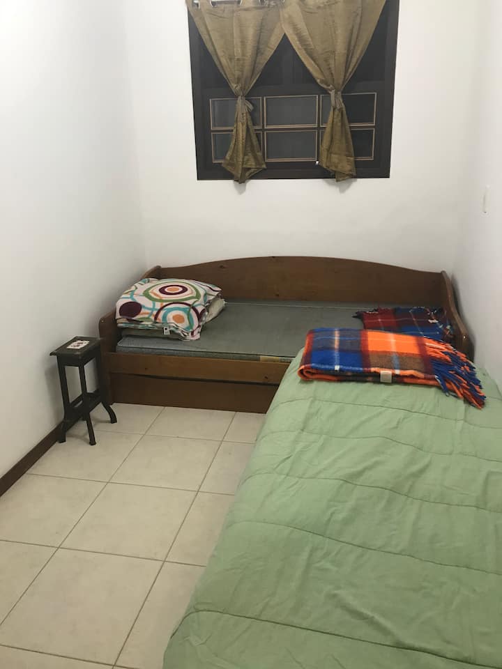 Dhoma e gjumit # 5, me një krevat dopio dhe një krevat tek