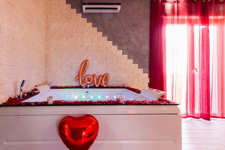 Beautiful Deluxe Jacuzzi in front of the bed, TV , starry sky and mirrored closet. 40 jets of water, chromotherapy and radio for maximum relaxation. Custom set-up possibilities for events