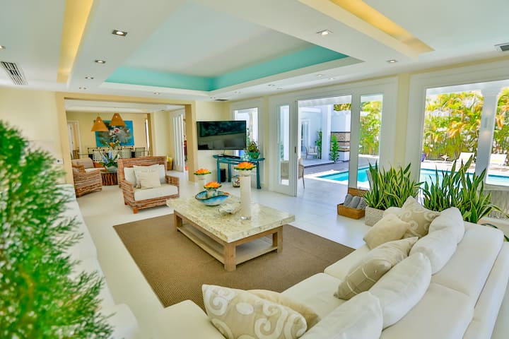 Flamingo Villa Pool, Chef, Housekeeper + Transfer - Punta Cana