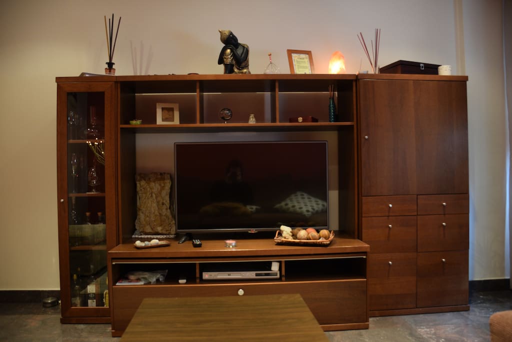 Mueble TV con televisor plano.