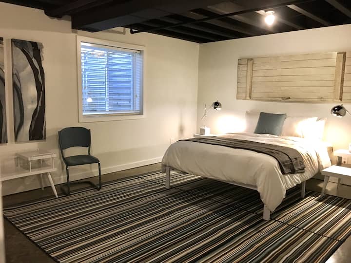 CHUMBA CHA CHINI CHA KULALA: Kiko katika sehemu iliyokamilika kwa sehemu ya chumba cha chini/chumba cha michezo. Kitanda aina ya Queen, kabati kamili, mlango wa faragha.  Bafu kamili na chumba cha televisheni/vyombo vya habari kwenye kiwango sawa.