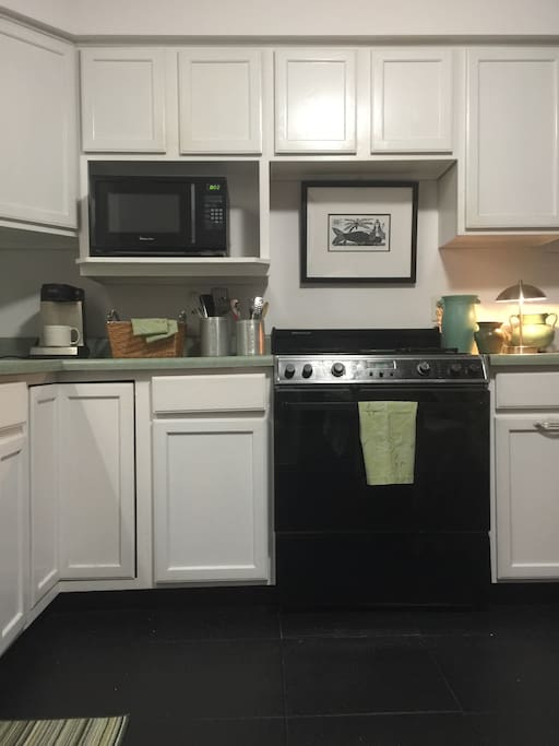Full eat-in kitchen