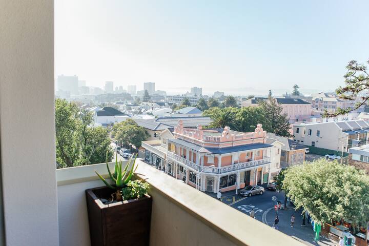 Large Kloof street apartment with parking&wifi gallery image 2
