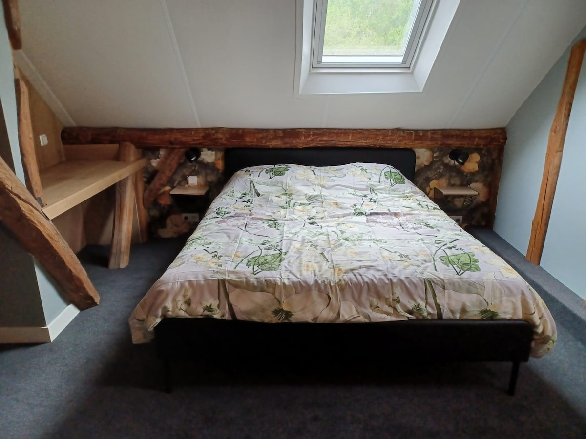 בחדר יש מיטה זוגית (אין מזרנים רופפים ולכן לא ניתן להפריד). המיטה מוצעת כשאתם מגיעים ללון בנכס למשך הלילה