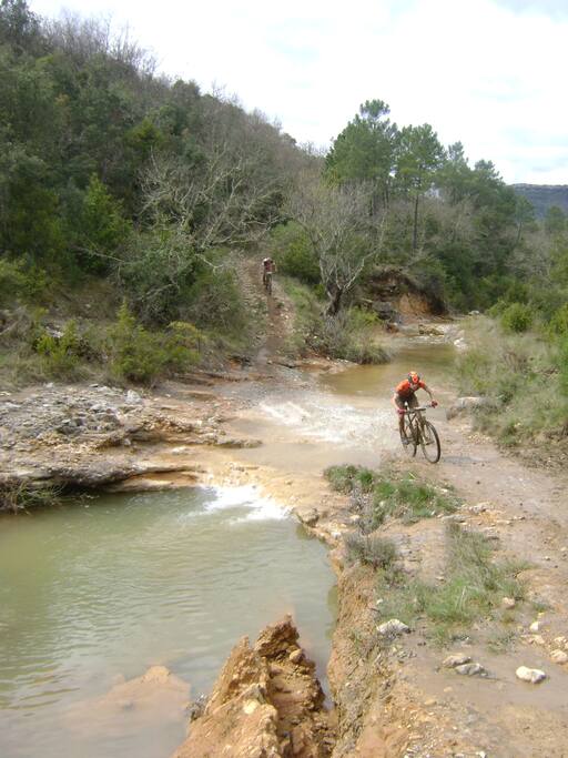 A VTT et à gué au pied du mas