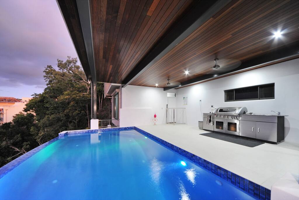 OUTDOOR KITCHEN/POOL