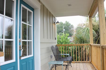 Downtown Carriage House- Private Detached Apt.