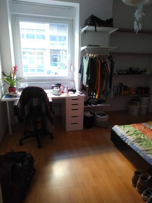 Schreibtisch, Regale. Momentan ist der Raum noch bewohnt. Bei Ankunft wird er aber (bis auf's Mobiliar natürlich) leer geräumt sein :).