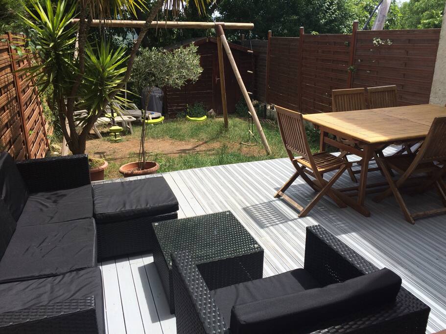 terrasse avec canapé et balançoire