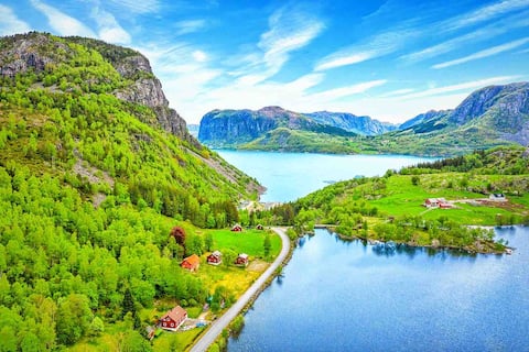 Idyllic cottage located between fjords & mountains