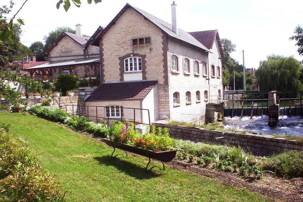 Le Moulin de Chappes avec son vannage, son jardin fleuri et sa grande terrasse couverte de 43 m².