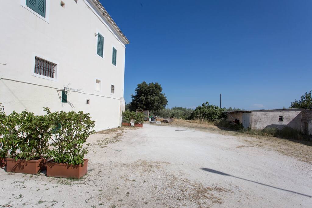 Ampio parcheggio