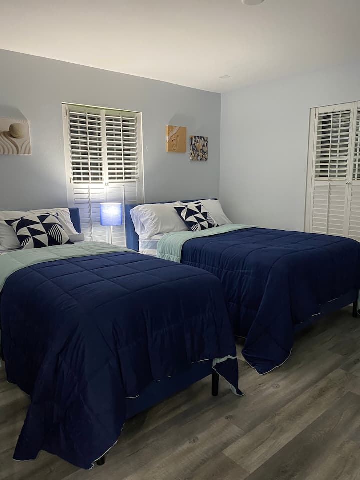 Горен етаж 1 - ва спалня с 2 отделни легла и единично легло.