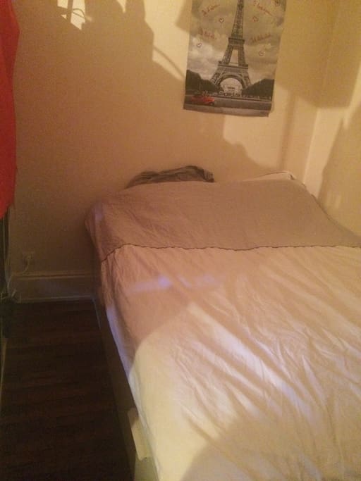 Voici la partie chambre où vous disposerez d'un lit 2 places extrêmement confortable ainsi que de rangement et d'une petite penderie