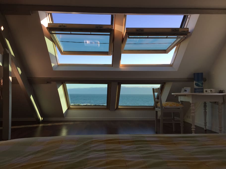 La vue sur mer du lit king size