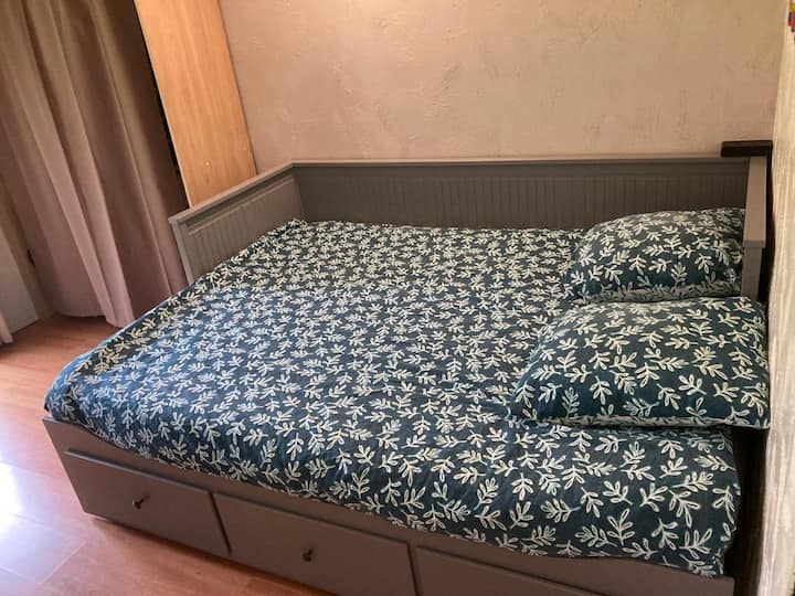 Საძინებელი 2 თეთრეული 160x200. Პირდაპირი წვდომა ბაღსა და საცურაო აუზზე.