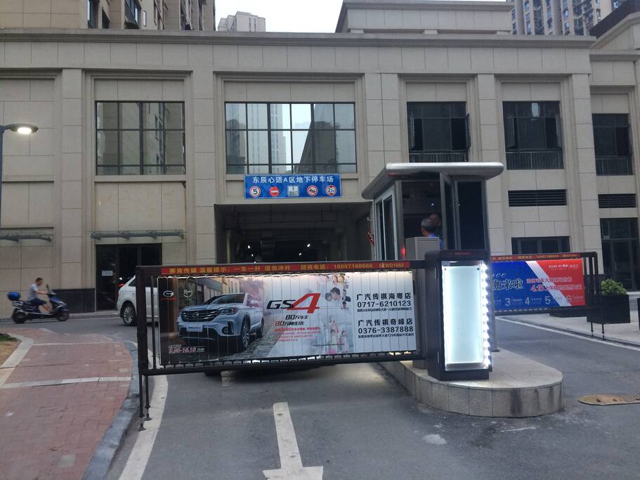 小区1号门,进门就是车库。