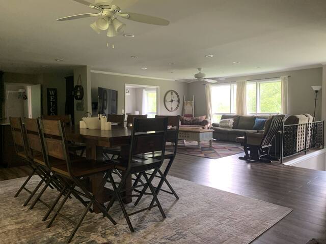 Hilltop Home – comfy, open, quick to downtown/BNA gallery image 5