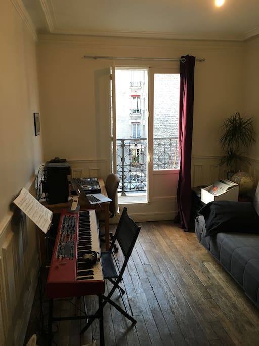 Le salon / chambre avec balcon, qui donne sur la rue.