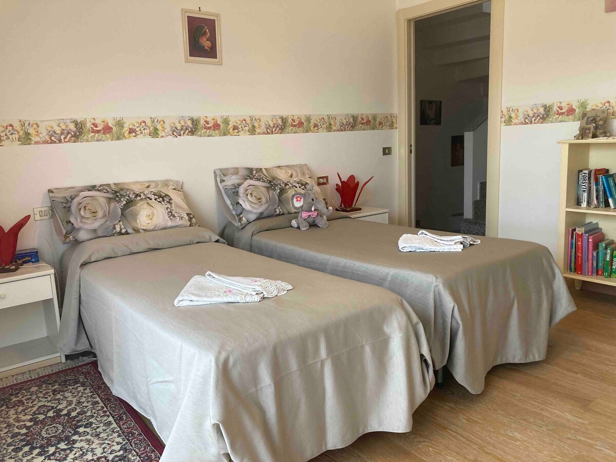 Kati i parë: dhomë gjumi me dy krevate tek ose krevat dopio sipas kërkesës (me ajër të kondicionuar)
Kati i parë:dhomë gjumi me 2 krevate tek ose krevat dopio sipas kërkesës(me A/C)