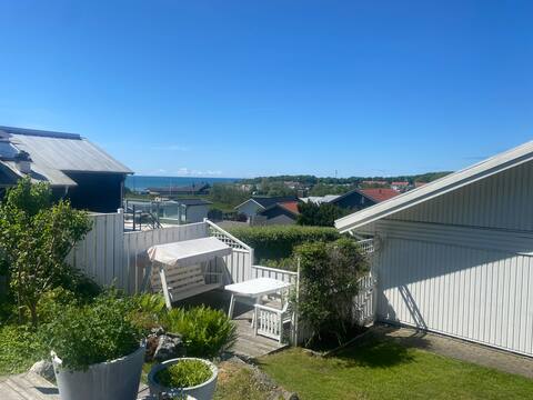 Large family friendly cottage with sea view