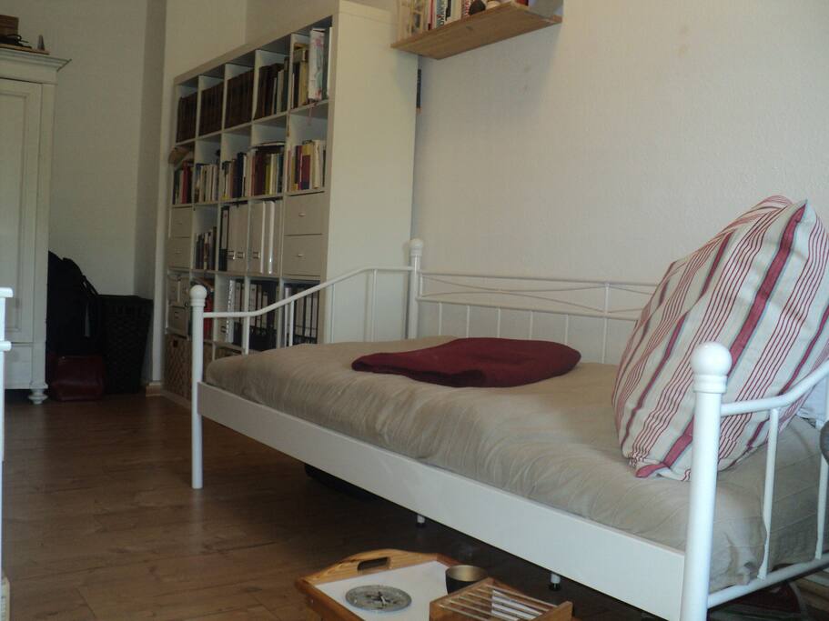 Einzelbett im anderen Zimmer