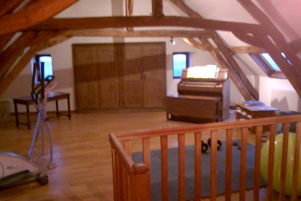 A l'étage grande salle de musique et de sport et 2 grands lits