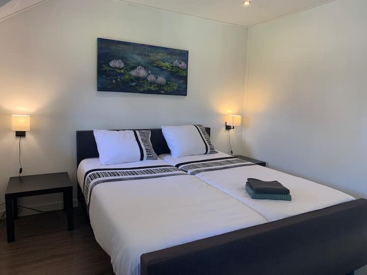 Spavaća soba u smještaju
Krevet 180x220 cm 