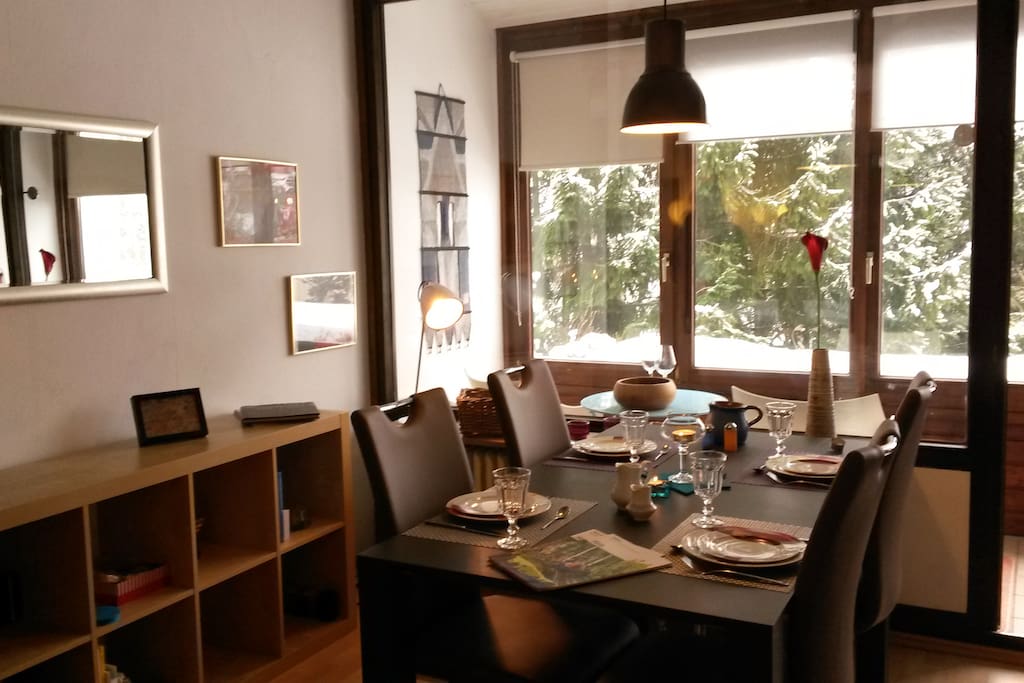 Essbereich im Wohnbereich und Wintergarten