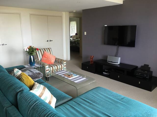 Modern Spacious 4 Bed Cronulla Apartment gallery image 4