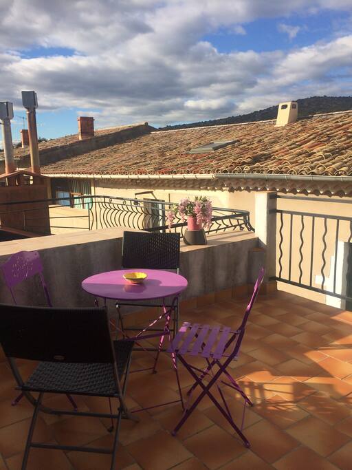 terrasse vue sur les toits au calme
