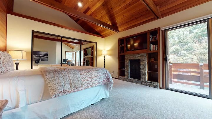 Master Bedroom w/meko na TV