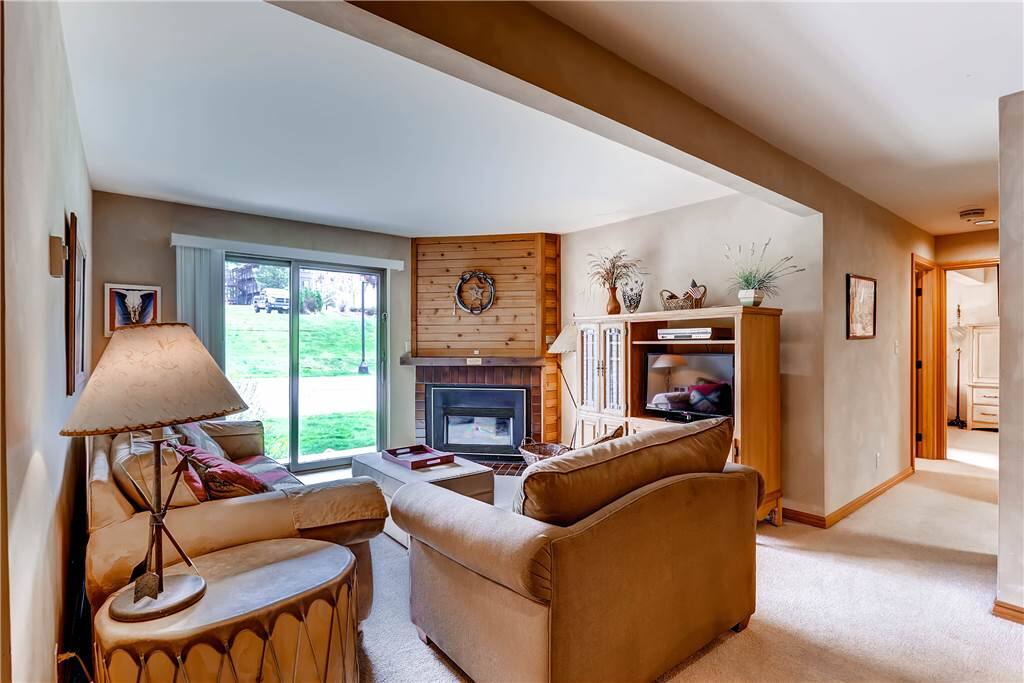 Couch,Furniture,Floor,Flooring,Chair