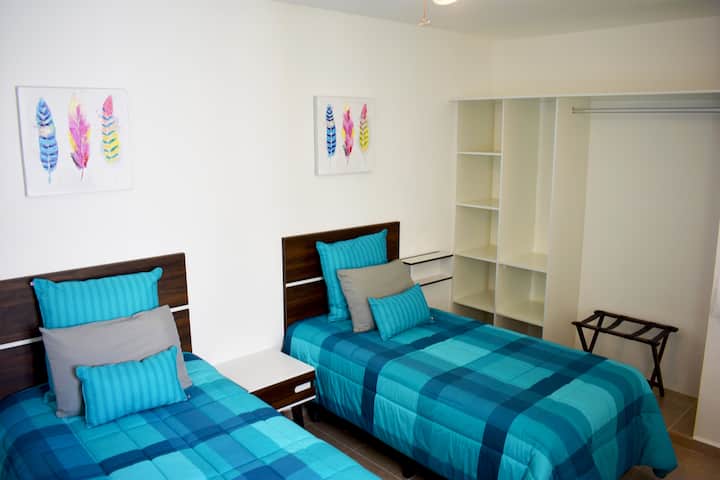 Soba 03  na razini 1 (fotografija A): dva kreveta za jednu osobu.