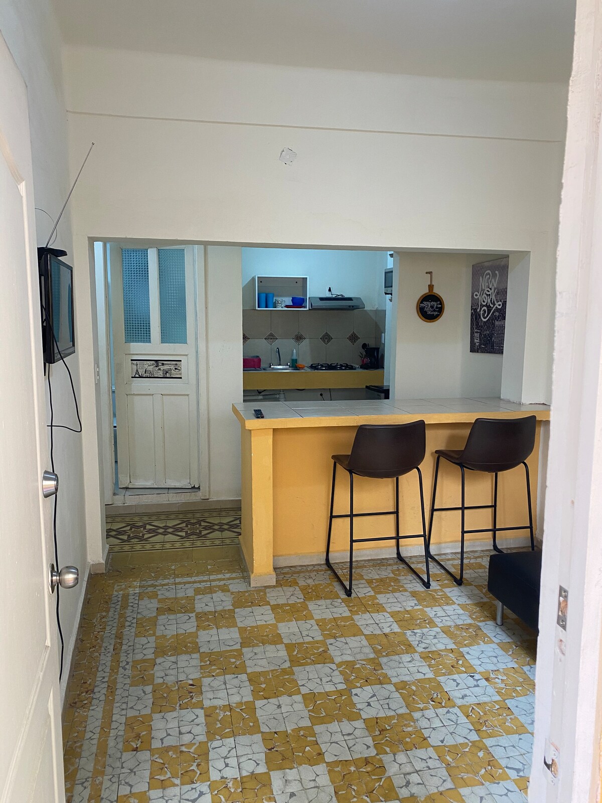 ทางเข้าอพาร์ทเมนท์คุณสามารถเห็นเตียงพร้อมทีวีและห้องครัวเมื่อคุณเข้ามา 