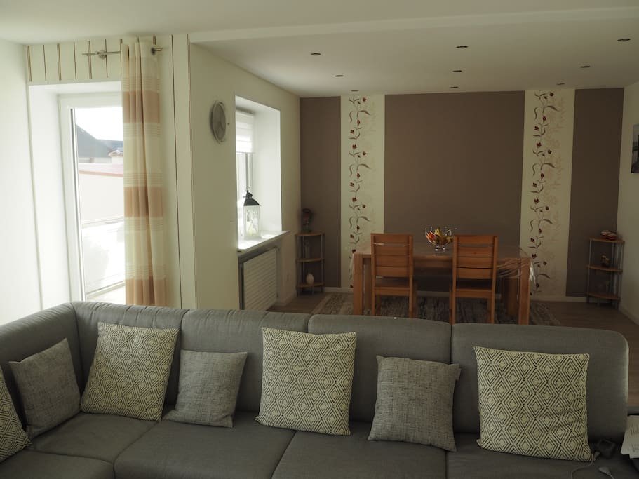 Wohnzimmer und Esszimmer
