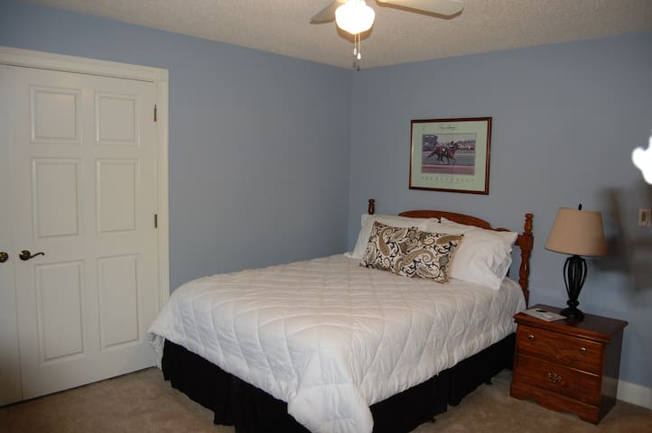 Sweetspire Ranch - Honeysuckle Room