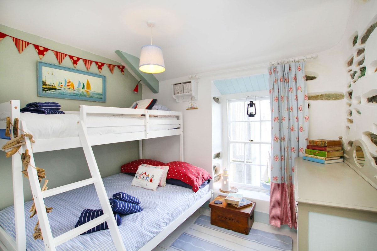 El segundo dormitorio, con una cama doble de tamaño completo a continuación