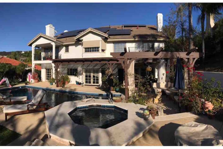 Quiet Mountainside retreat ~views, pool & jacuzzi