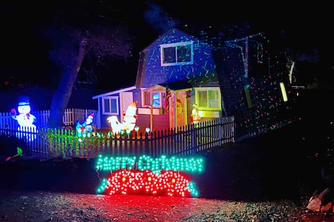 Cute & Cozy w/ Arcades, outdoor movies & fire pit