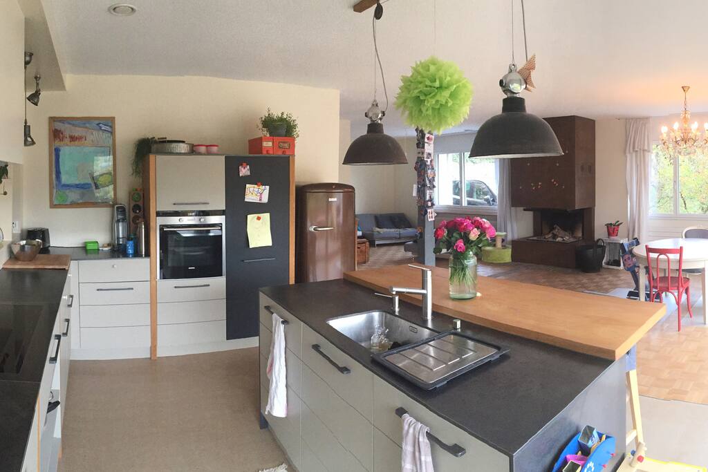 Grosser Wohnbereich mit offener Küche und Kamin