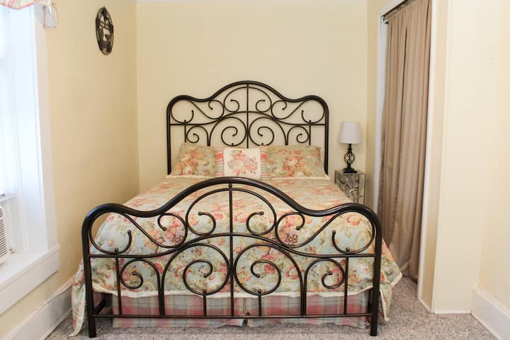 Chumba 1 cha kulala kiko mbali na sebule kwenye ghorofa ya kwanza. Inakuja ikiwa na kitanda cha ukubwa wa Malkia na runinga ya gorofa. Katika miezi ya joto kuna kifaa cha AC cha dirisha katika chumba cha kulala. Tunasambaza mashuka. 