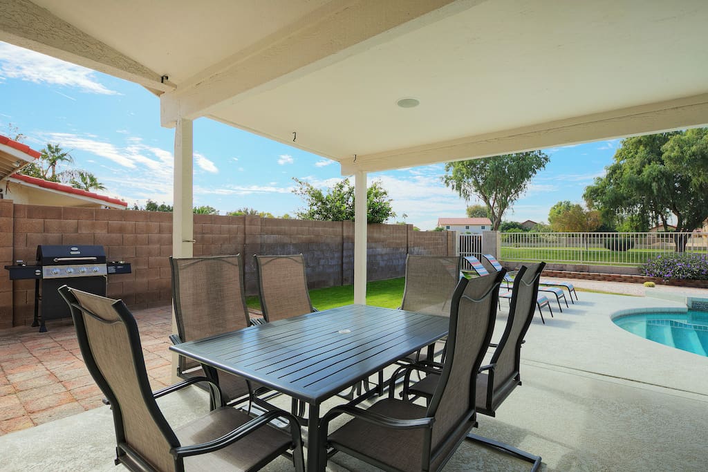 Dine al fresco on the covered patio and enjoy the amazing Arizona weather.