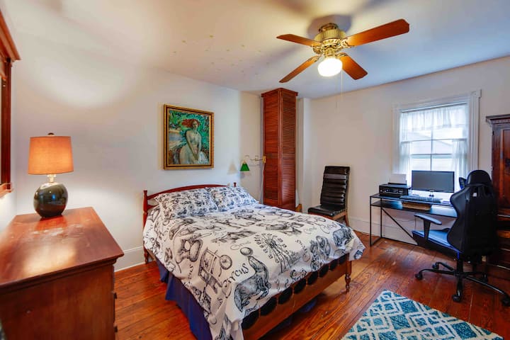 Slaapkamer 2 heeft ook een geweldige werkplek. Volledig comfortabel bed met lakens.