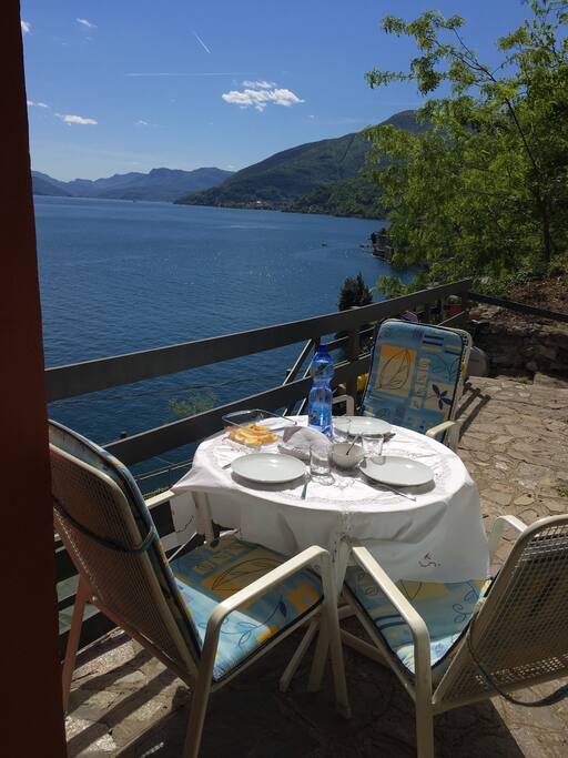Bslcone vista lago non coperto per fare colazione
