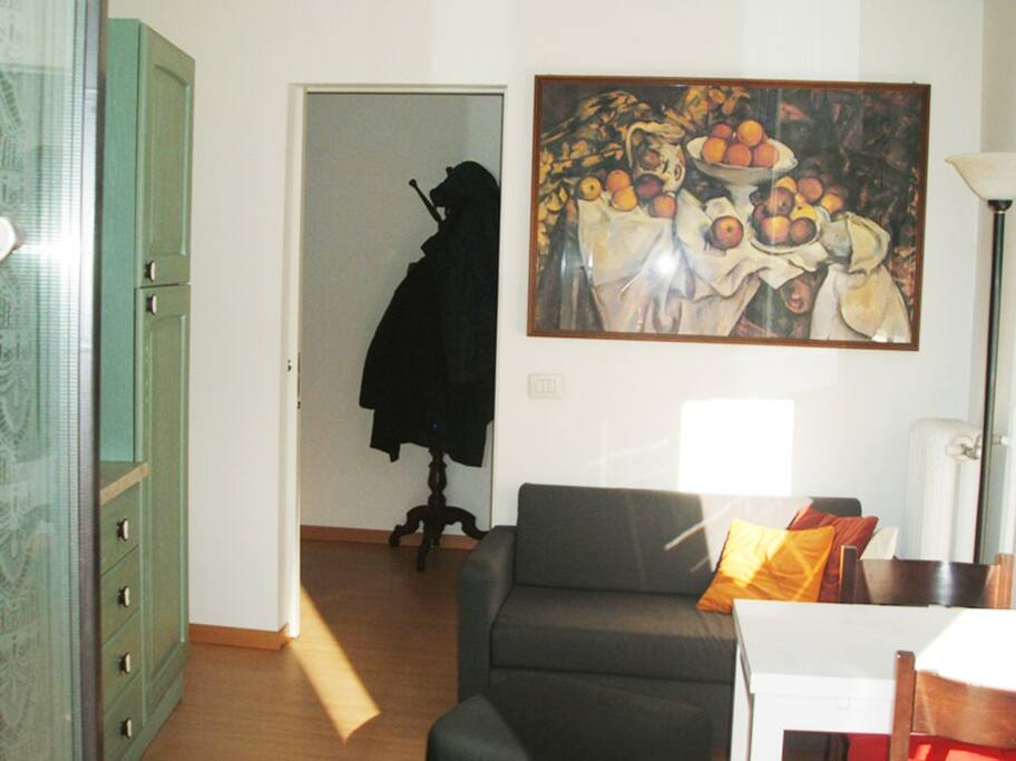 Area giorno luminosa con ingresso divano letto e cucina