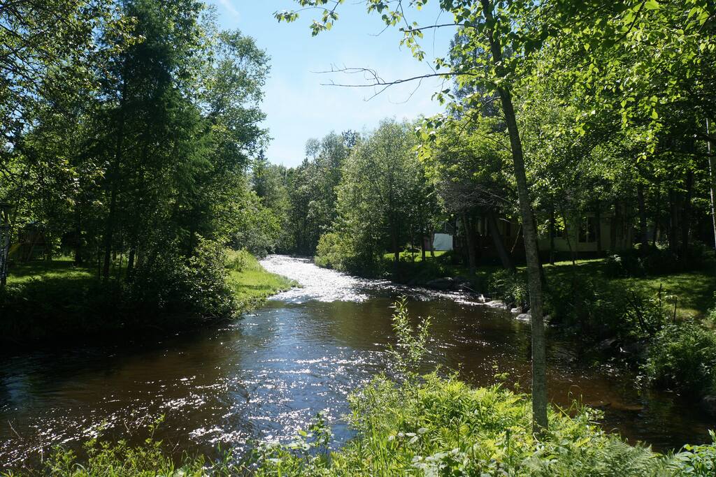Petite rivière Abénakis accessible à quelques pas du chalet - baignade sécuritaire et petite pêche.