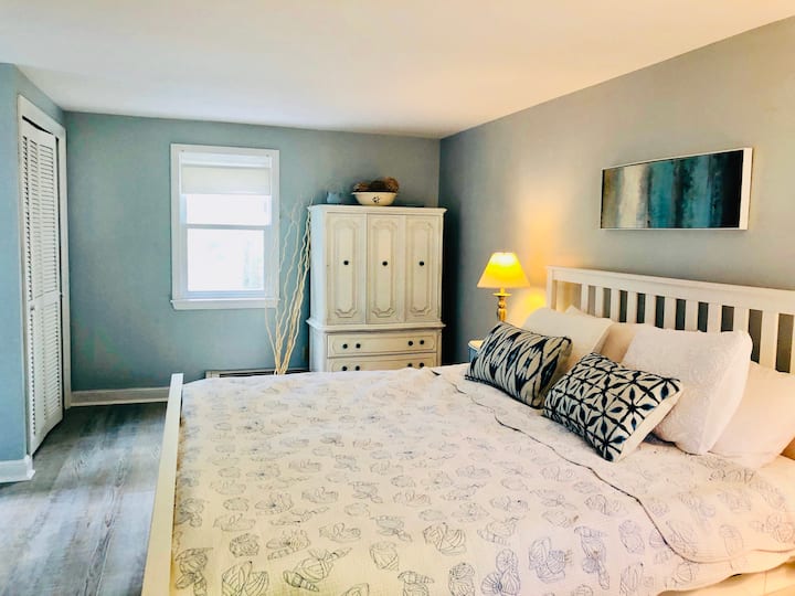 Grande chambre principale privée à l'étage avec salle de bains privative. Lit King Size