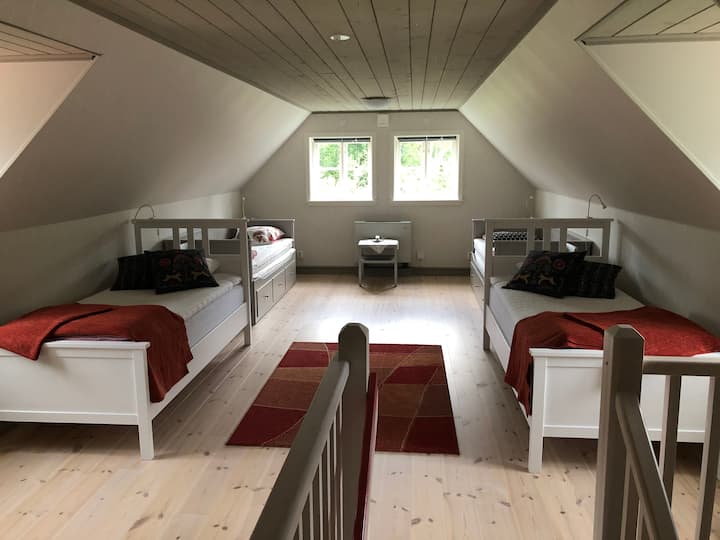 Ovenpå soveværelse med fire senge.